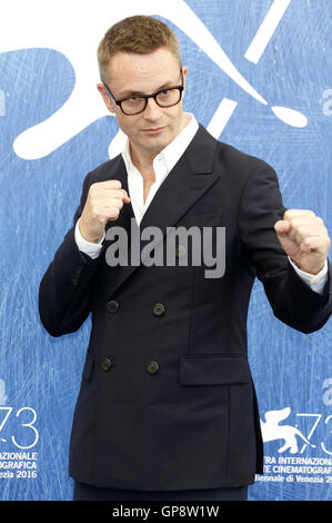 Venedig, Italien. 02. Sep, 2016. Nicolas Winding Refn während der "Dawn Of The Dead - Europäische geschnitten (Zombi, 1978)" Photocall auf der 73. Venice International Film Festival am 2. September 2016 | Verwendung Weltweit/Picture Alliance Credit: Dpa/Alamy Live-Nachrichten Stockfoto