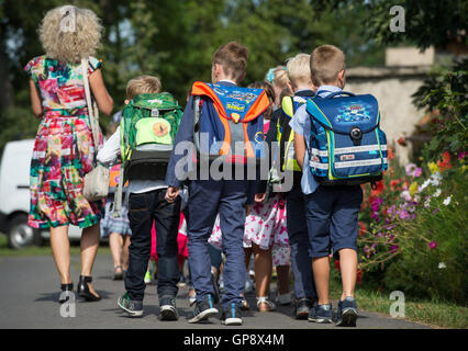 Kinder beginnen ihren ersten Schultag nach der Feier der Einschreibung an der Grundschule Am Muehlenfliess im Bereich Boossen von Frankfurt (Oder), Deutschland, 3. September 2016 abgebildet. Rund 22.000 1. Klässler in Brandenburg beginnt die Schule am Montag Foto: PATRICK PLEUL/DPA Stockfoto