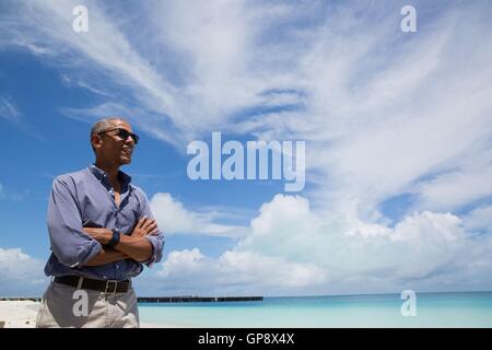 Midway-Atoll, Hawaii. 1. September 2016. US-Präsident Barack Obama nimmt in der Ansicht von Turtle Beach während einer Tour des Midway-Atolls 1. September 2016 in Papahanaumokuakea Marine National Monument, nordwestlichen Hawaii-Inseln. Bildnachweis: Planetpix/Alamy Live-Nachrichten Stockfoto