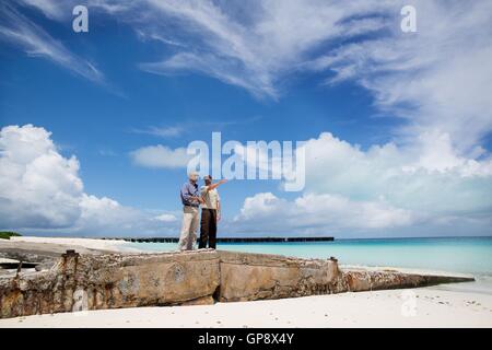 Midway-Atoll, Hawaii. 1. September 2016. US-Präsident Barack Obama eine Tour von Turtle Beach Marine National Monuments Superintendent Matt Brown während eines Besuchs in Midway-Atoll 1. September 2016 in Papahanaumokuakea Marine National Monument, nordwestlichen Hawaii-Inseln erteilt. Bildnachweis: Planetpix/Alamy Live-Nachrichten Stockfoto