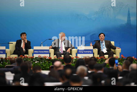 Hangzhou, China Zhejiang Provinz. 3. Sep, 2016. Yang Yuanqing (R), Chairman und CEO von Lenovo, spricht auf dem Gipfel von Business 20 (B20) in Hangzhou, Hauptstadt der ostchinesischen Provinz Zhejiang, 3. September 2016. Bildnachweis: Wang Jianhua/Xinhua/Alamy Live-Nachrichten Stockfoto