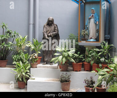 Kolkata, Indien. 2. Sep, 2016. Eine Statue von Mutter Teresa vor dem Eingang zum Hauptgebäude der Missionarinnen der Nächstenliebe in Kalkutta, Indien, 2. September 2016. Mutter Teresa, die 1997 starb, gründete die Kongregation in 1950. Foto: STEFAN MAUER/DPA/Alamy Live-Nachrichten Stockfoto