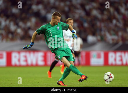 Finnische Torhüter Lukas Hradecky in Aktion beim Freundschaftsspiel zwischen Deutschland und Finnland im Borussia-Park in Mönchengladbach, 31. August 2016.   FOTO: INA FASSBENDER/DPA Stockfoto