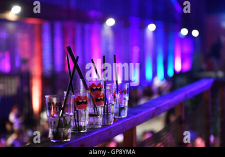 Berlin, Deutschland. 02. Sep, 2016. Leere Cocktailgläser stehen der Spree vor der Ausstellungshalle auf die Mode Messe Bread And Butter in der Arena in Treptow in Berlin, Deutschland, 2. September 2016. Die Mode-Event von Online-Händler braucht Zalando findet vom 02 bis 04 September als öffentliche Veranstaltung für diejenigen interessieren sich für Mode. Foto: Jens Kalaene/Dpa/Alamy Live News Stockfoto