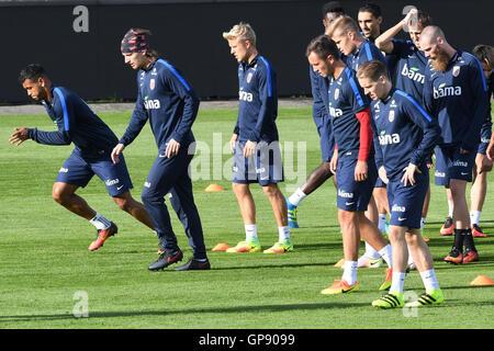 Oslo, Norwegen. 03rd September 2016. Joshua King (L) in Aktion während einer Trainingseinheit Team im Ullevaal-Stadion in Oslo, Norwegen, 3. September 2016. Deutschland spielt einem WM-Qualifikationsspiel Fußball in Oslo gegen Norwegen am 04 September. Foto: Federico Gambarini/Dpa/Alamy Live News Stockfoto