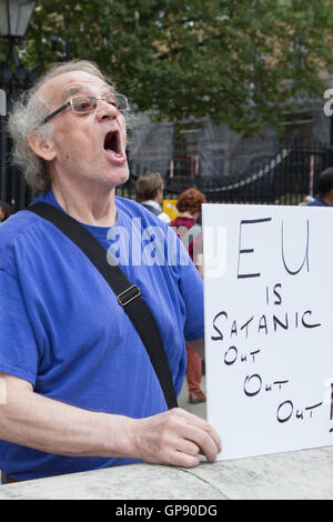 London, UK. 3. September 2016. Ein Counter Pro-Austritt-Demonstrant verspottet EU-Befürworter Demonstranten demonstrieren gegen Brexit zwei Tage vor der Debatte Großbritanniens Zukunft mit Europa Parlament zusammentritt. Bildnachweis: Auf fotografischen Blick/Alamy Live News Stockfoto