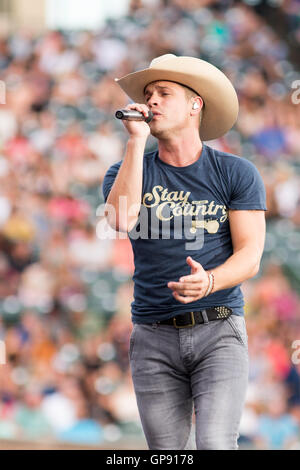 Chicago, Illinois, USA. 27. August 2016. Country-Musiker DUSTIN LYNCH im Wrigley Field in Chicago Illinois tritt © Daniel DeSlover/ZUMA Draht/Alamy Live News Stockfoto