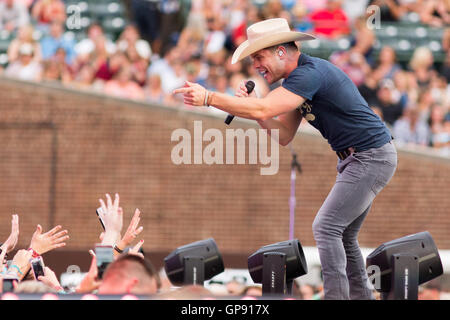 Chicago, Illinois, USA. 27. August 2016. Country-Musiker DUSTIN LYNCH im Wrigley Field in Chicago Illinois tritt © Daniel DeSlover/ZUMA Draht/Alamy Live News Stockfoto