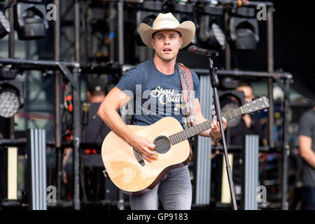 Chicago, Illinois, USA. 27. August 2016. Country-Musiker DUSTIN LYNCH im Wrigley Field in Chicago Illinois tritt © Daniel DeSlover/ZUMA Draht/Alamy Live News Stockfoto