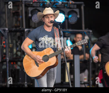 Chicago, Illinois, USA. 27. August 2016. Country-Musiker DUSTIN LYNCH im Wrigley Field in Chicago Illinois tritt © Daniel DeSlover/ZUMA Draht/Alamy Live News Stockfoto