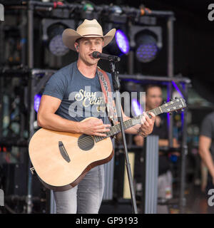 Chicago, Illinois, USA. 27. August 2016. Country-Musiker DUSTIN LYNCH im Wrigley Field in Chicago Illinois tritt © Daniel DeSlover/ZUMA Draht/Alamy Live News Stockfoto