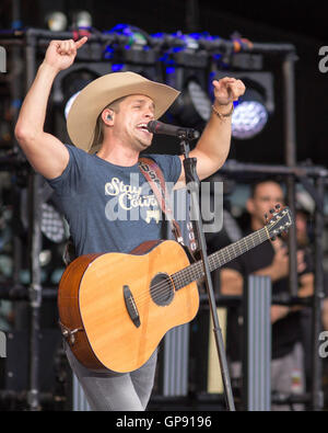 Chicago, Illinois, USA. 27. August 2016. Country-Musiker DUSTIN LYNCH im Wrigley Field in Chicago Illinois tritt © Daniel DeSlover/ZUMA Draht/Alamy Live News Stockfoto