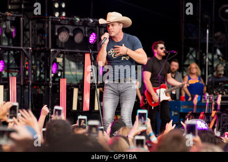 Chicago, Illinois, USA. 27. August 2016. Country-Musiker DUSTIN LYNCH im Wrigley Field in Chicago Illinois tritt © Daniel DeSlover/ZUMA Draht/Alamy Live News Stockfoto