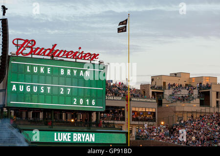 Chicago, Illinois, USA. 27. August 2016. Chicago Cubs Anzeigetafel begrüßt Luke Bryan, Wrigley Field in Chicago Illinois © Daniel DeSlover/ZUMA Draht/Alamy Live News Stockfoto