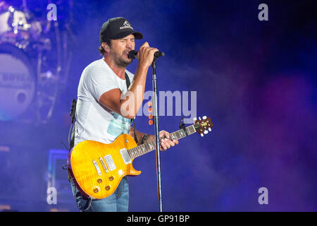 Chicago, Illinois, USA. 27. August 2016. Land Konzerthauses LUKE BRYAN im Wrigley Field in Chicago Illinois tritt © Daniel DeSlover/ZUMA Draht/Alamy Live News Stockfoto