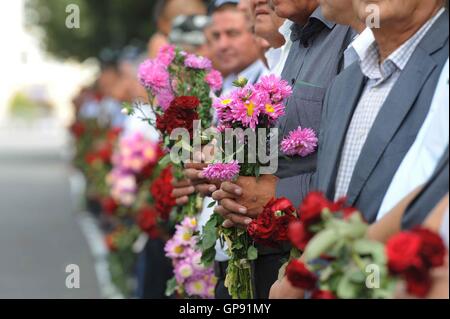 Samarkand, Usbekistan. 3. Sep, 2016. Menschen halten Blumen versammeln sich entlang der Straße zu Ehren des verstorbenen Präsidenten des Usbekistan Islam Karimov in Samarkand, Usbekistan, am 3. September 2016. Die Beerdigung des verstorbenen Präsidenten des Usbekistan Islam Karimov fand in der historischen Stadt Samarkand, wo er geboren wurde. Bildnachweis: Sadat/Xinhua/Alamy Live-Nachrichten Stockfoto