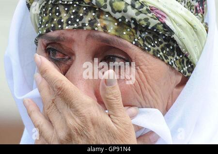 Samarkand, Usbekistan. 3. Sep, 2016. Eine Frau schreit nach dem Tod des verstorbenen Präsidenten des Usbekistan Islam Karimov in Samarkand, Usbekistan, am 3. September 2016. Die Beerdigung des verstorbenen Präsidenten des Usbekistan Islam Karimov fand in der historischen Stadt Samarkand, wo er geboren wurde. Bildnachweis: Sadat/Xinhua/Alamy Live-Nachrichten Stockfoto