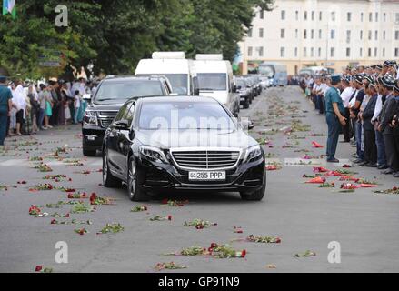 Samarkand, Usbekistan. 3. Sep, 2016. Menschen versammeln sich entlang der Straße, das Fahrzeug mit dem Sarg des verstorbenen Präsidenten des Usbekistan Islam Karimov in Samarkand, Usbekistan, am 3. September 2016 zu sehen. Die Beerdigung des verstorbenen Präsidenten des Usbekistan Islam Karimov fand in der historischen Stadt Samarkand, wo er geboren wurde. Bildnachweis: Sadat/Xinhua/Alamy Live-Nachrichten Stockfoto