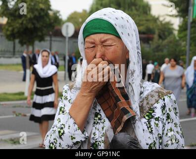 Samarkand, Usbekistan. 3. Sep, 2016. Eine Frau schreit nach dem Tod des verstorbenen Präsidenten des Usbekistan Islam Karimov in Samarkand, Usbekistan, am 3. September 2016. Die Beerdigung des verstorbenen Präsidenten des Usbekistan Islam Karimov fand in der historischen Stadt Samarkand, wo er geboren wurde. Bildnachweis: Sadat/Xinhua/Alamy Live-Nachrichten Stockfoto