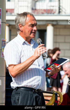 Norman Thomas, Speichen-Person für Thanet Momentum Gruppe befasst sich mit (unsichtbaren) Menge an Rallye für Jeremy Corbyn, draußen bei strahlendem Sonnenschein. Mikrofon und Pad hält. Seitenansicht. Stockfoto