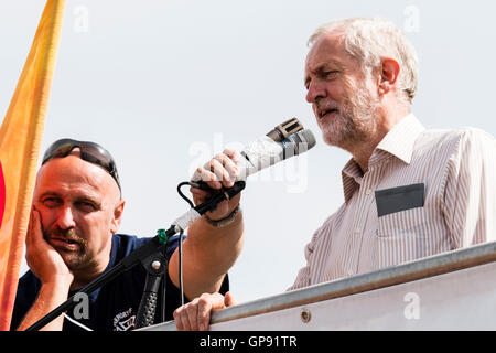 Jeremy Corbyn, UK Oppositionsführer und Leiter der Labour Party, die sich mit einer Kundgebung an Ramsgate. Low Angle View Nahaufnahme von Gesicht, als er in ein Mikrofon spricht. Assistant holding Mikrofon sehr gelangweilt. Stockfoto