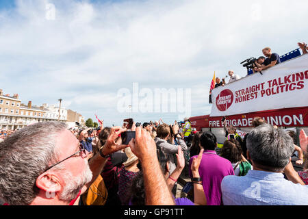 Britische Labour Party leader, Jeremy Corbyn, stehend auf seinem "Schlacht fire truck" für eine politische Kundgebung in Ramsgate. Breiten Engel schoß, mit Massen von Fans im Vordergrund und die Menschen Fotografieren. Stockfoto