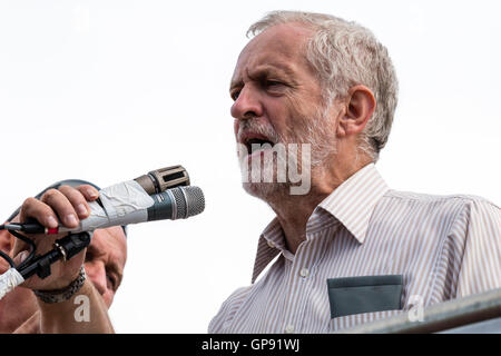 Jeremy Corbyn, UK Oppositionsführer und Leiter der Labour Party, die sich mit einer Kundgebung an Ramsgate. Low Angle View Nahaufnahme von Gesicht, als er in ein Mikrofon spricht. Stockfoto