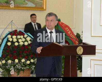 Samarkand, Usbekistan. 3. Sep, 2016. Usbekische Ministerpräsident Shavkat Mirziyoev führt die Beerdigung des verstorbenen Präsidenten des Usbekistan Islam Karimov in Samarkand, Usbekistan, am 3. September 2016. Die Beerdigung des verstorbenen Präsidenten des Usbekistan Islam Karimov fand in der historischen Stadt Samarkand, wo er geboren wurde. Bildnachweis: Sadat/Xinhua/Alamy Live-Nachrichten Stockfoto