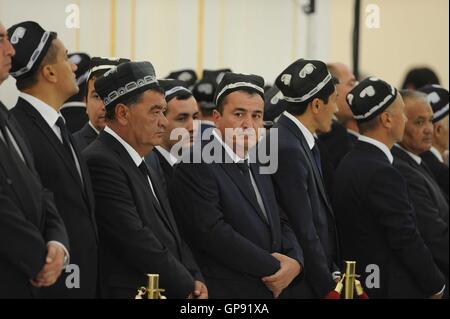 Samarkand, Usbekistan. 3. Sep, 2016. Menschen besuchen die Beerdigung des verstorbenen Präsidenten des Usbekistan Islam Karimov in Samarkand, Usbekistan, am 3. September 2016. Die Beerdigung des verstorbenen Präsidenten des Usbekistan Islam Karimov fand in der historischen Stadt Samarkand, wo er geboren wurde. Bildnachweis: Sadat/Xinhua/Alamy Live-Nachrichten Stockfoto