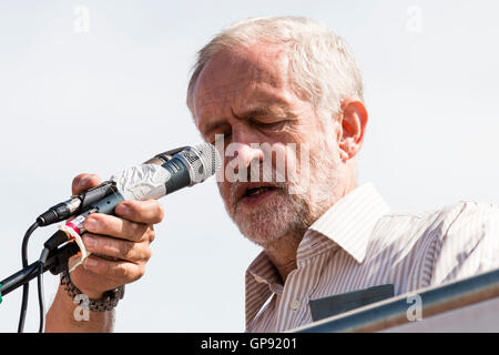 Jeremy Corbyn, UK Oppositionsführer und Leiter der Labour Party, die sich mit einer Kundgebung an Ramsgate. Low Angle View Nahaufnahme von Gesicht, als er in ein Mikrofon spricht. Stockfoto