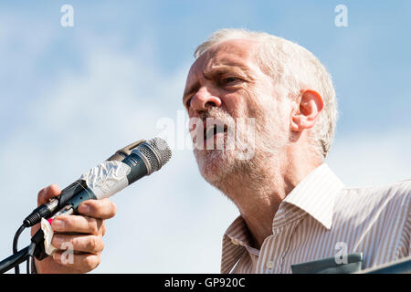 Jeremy Corbyn, UK Oppositionsführer und Leiter der Labour Party, die sich mit einer Kundgebung an Ramsgate. Low Angle View Nahaufnahme von Gesicht, als er in ein Mikrofon spricht. Stockfoto