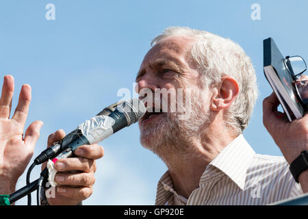 Jeremy Corbyn, UK Oppositionsführer und Leiter der Labour Party, die sich mit einer Kundgebung an Ramsgate. Low Angle View Nahaufnahme von Gesicht, als er in ein Mikrofon spricht. Stockfoto