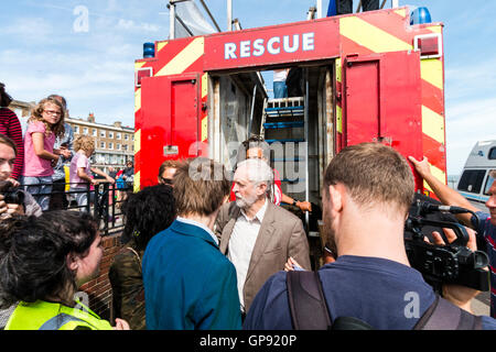 Jeremy Corbyn, Labour Party leader, verlässt die Feuerwehr rede Plattform nach einer Rede in Ramsgate als Teil einer Thanet Momentum Rallye. Menschen und Medien, die versuchen, in der Nähe zu bekommen. Stockfoto