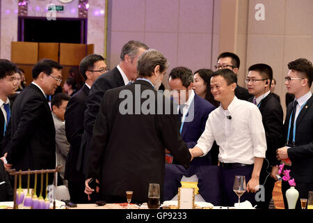 (160903)--HANGZHOU, 3. September 2016 (Xinhua)--Alibabas Vorsitzender Jack Ma schüttelt Hände mit Gästen, während das Geschäft 20 (B20) Gipfel Bankett in Hangzhou, Hauptstadt der ostchinesischen Provinz Zhejiang, 3. September 2016. (Xinhua/Li Xin) (Mcg) Stockfoto