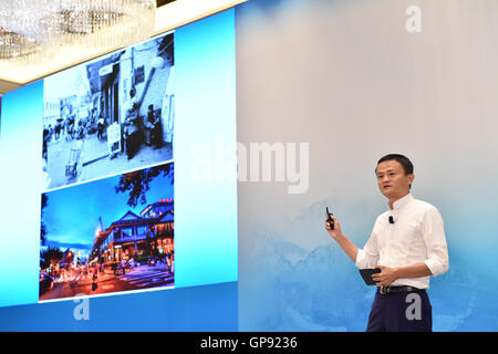 (160903)--HANGZHOU, 3. September 2016 (Xinhua)--Alibabas Vorsitzender Jack Ma stellt die Entwicklung von Hangzhou mit Fotos von Xinhua Nachrichtenagentur Gästen während das Geschäft 20 (B20) Gipfel Bankett in Hangzhou, Hauptstadt der ostchinesischen Provinz Zhejiang, 3. September 2016 veröffentlicht. (Xinhua/Li Xin) (Mcg) Stockfoto