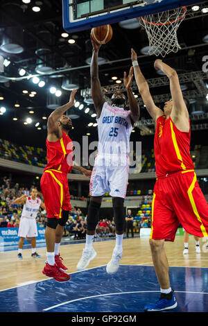 Copperbox Arena, London, UK, 3. September 2016. Gabriel Olaseni (25) zielt auf den Korb für GB. Großbritannien Gesicht das Team aus Mazedonien in der Euro-Korb-2017-Qualifikation unter Trainer Joe Prunty, wie sie wollen für ihr 4. Finalrunde aussehen in den letzten 5 Turniere zurück. Team GB gewinnen 96:79 Credit: Imageplotter News und Sport/Alamy Live News Stockfoto