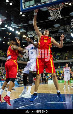 Copperbox Arena, London, UK, 3. September 2016. Mazedoniens Dujkovikj (10) verteidigt unter dem Korb. Großbritannien Gesicht das Team aus Mazedonien in der Euro-Korb-2017-Qualifikation unter Trainer Joe Prunty, wie sie wollen für ihr 4. Finalrunde aussehen in den letzten 5 Turniere zurück. Team GB gewinnen 96:79 Credit: Imageplotter News und Sport/Alamy Live News Stockfoto