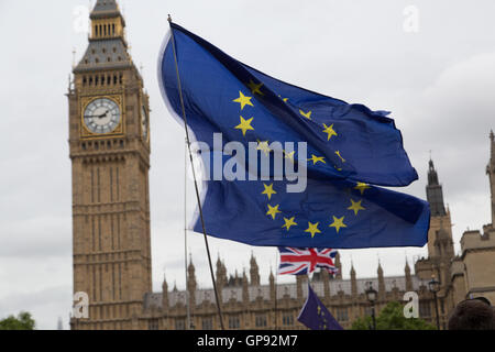 London, UK. 3. September 2016.  Tausende marschieren in Städten über die UK protestieren gegen austritt. Londons Demonstration marschierten, Parliament Square, zwei Tage vor der Debatte Großbritanniens Zukunft mit Europa Parlament zusammentritt. Komiker Eddie Izzard gehörte zu den Lautsprechern. Stockfoto