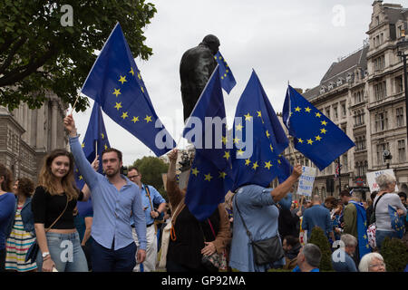 London, UK. 3. September 2016.  Tausende marschieren in Städten über die UK protestieren gegen austritt. Londons Demonstration marschierten, Parliament Square, zwei Tage vor der Debatte Großbritanniens Zukunft mit Europa Parlament zusammentritt. Komiker Eddie Izzard gehörte zu den Lautsprechern. Bildnachweis: Auf fotografischen Blick/Alamy Live News Stockfoto