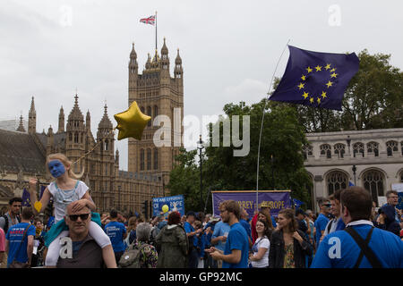 London, UK. 3. September 2016.  Tausende marschieren in Städten über die UK protestieren gegen austritt. Londons Demonstration marschierten, Parliament Square, zwei Tage vor der Debatte Großbritanniens Zukunft mit Europa Parlament zusammentritt. Komiker Eddie Izzard gehörte zu den Lautsprechern. Bildnachweis: Auf fotografischen Blick/Alamy Live News Stockfoto