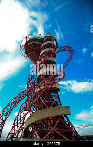 Queen Sie Elizabeth Olympic Park, UK - 03 Sep 2016 - ArcelorMittal Orbit unter blauem Himmel. Wechselhaftes Wetter in London. Festivalbesucher bereitet Regen während National Paralympic Day und Liberty Festival Credit: Dinendra Haria/Alamy Live News Stockfoto