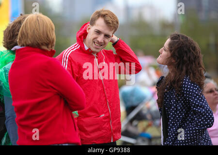 Queen Sie Elizabeth Olympic Park, UK - 03 Sep 2016 - wechselhaftes Wetter in London. Festivalbesucher bereitet Regen während National Paralympic Day und Liberty Festival Credit: Dinendra Haria/Alamy Live News Stockfoto