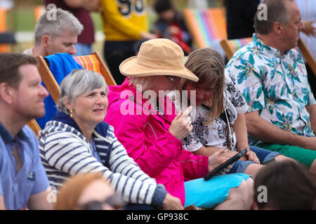 Queen Sie Elizabeth Olympic Park, UK - 03 Sep 2016 - wechselhaftes Wetter in London. Festivalbesucher bereitet Regen während National Paralympic Day und Liberty Festival Credit: Dinendra Haria/Alamy Live News Stockfoto
