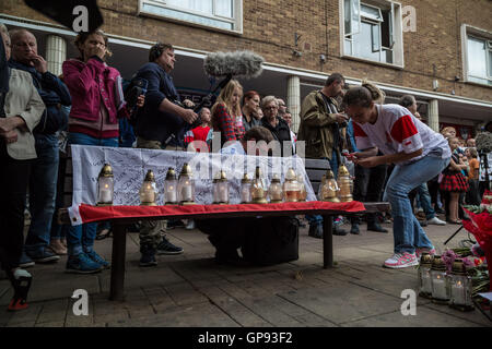 Essex, Harlow UK. 3. September 2016. Erinnerung Vigil und Einheit März organisiert von britischen Pole für Arkadiusz Jóźwik, bekannt als Arek, Fabrikarbeiterin Polnisch erschlagen in einem vermuteten Rassenhass Angriff in seiner angenommenen Haus von Harlow. Bildnachweis: Guy Corbishley/Alamy Live-Nachrichten Stockfoto