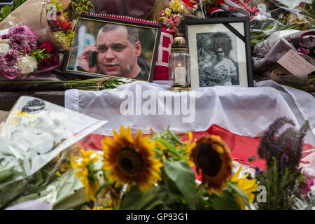 Essex, Harlow UK. 3. September 2016. Erinnerung Vigil und Einheit März organisiert von britischen Pole für Arkadiusz Jóźwik, bekannt als Arek, Fabrikarbeiterin Polnisch erschlagen in einem vermuteten Rassenhass Angriff in seiner angenommenen Haus von Harlow. Bildnachweis: Guy Corbishley/Alamy Live-Nachrichten Stockfoto