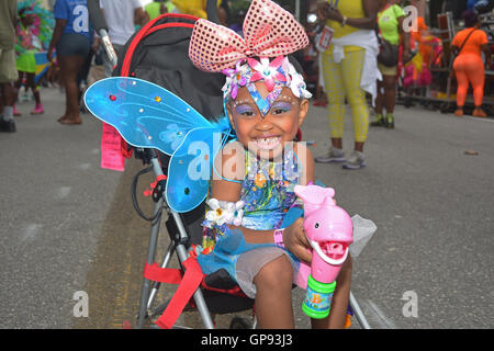 Brooklyn, NY, USA. 4. September 2016. Kleines Mädchen in einem Papinella Kostüm Seifenblasen aus ihrem Stroler. Bildnachweis: Rachel Cauvin/Alamy Live-Nachrichten Stockfoto