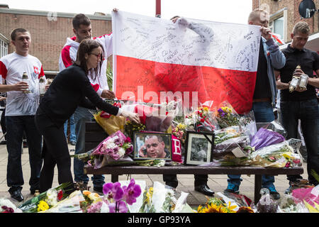 Essex, Harlow UK. 3. September 2016. Erinnerung Vigil und Einheit März organisiert von britischen Pole für Arkadiusz Jóźwik, bekannt als Arek, Fabrikarbeiterin Polnisch erschlagen in einem vermuteten Rassenhass Angriff in seiner angenommenen Haus von Harlow. Bildnachweis: Guy Corbishley/Alamy Live-Nachrichten Stockfoto