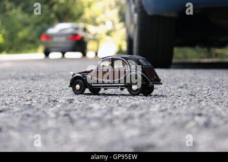 Auto Spielzeug auf der Straße Stockfoto