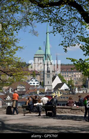 Leute auf dem Lindenhof, historischen Zentrum von Zürich, Universität und Predigerkirche im Hintergrund, Zürich, Schweiz Stockfoto