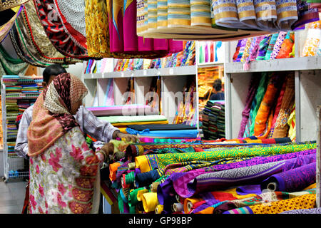 Singapur/Singapur - ca. NOVEMBER 2015: Dame mit Hijab kaufen bunten Materialien in Singapur Little India Bezirk Stockfoto